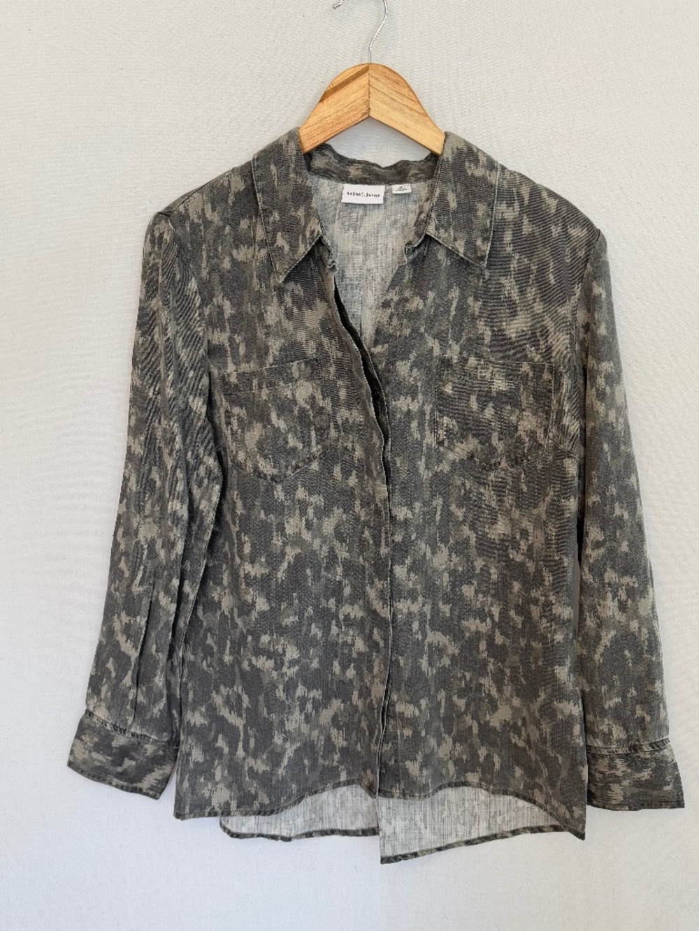 TRIBAL JEANS Women’s Medium Gray Olive Camo Print Hidden Button Front Shirt